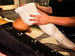 Trattamenti Corpo: Pressomassaggio Sequenziale Corpo con Bendaggio Gambe, Braccia, Addome e Occhi - Lodi Hair SPA Busto Arsizio. Durante il trattamento vengono applicate delle strisce di tessuto, imbevute di sostanze specifiche per risolvere i vari inestetismi, in questo modo con il calore e il massaggio della presso, i principi attivi vengono assorbiti dalla pelle per ottimizzare il risultato.